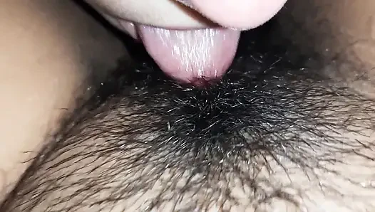 Çok kıllı amcığını yiyorum ve çabucak orgazm oluyorum