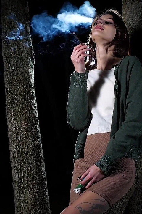Sladká ruská dívka kouří cigaretu venku denní světlo