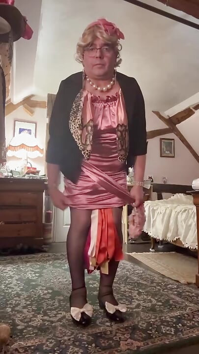 Berpakaian dalam pakaian kecil merah jambu untuk keluar petang