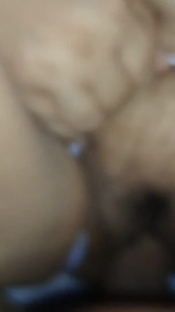 Moment inoubliable de "Ma voisine dégoûtante vient et jouit sur mes seins après m’avoir baisée la chatte. Elle vient parler à moi"