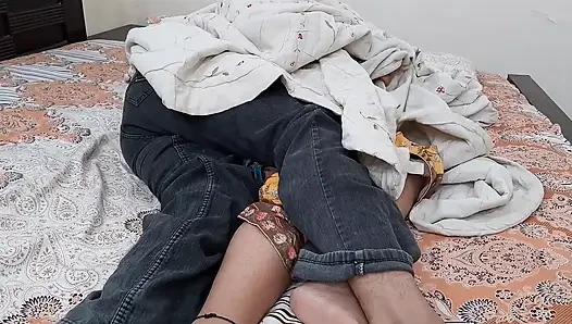 Stiefmutter und stiefsohn in einem schlafzimmer