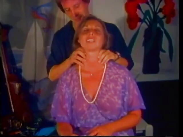 Lusty MILF med het kropp slurps och slår fett kuk på Zebra Skin Couch