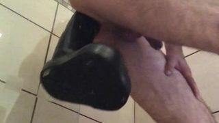 Doggie ramt voor het eerst een enorme dildo in