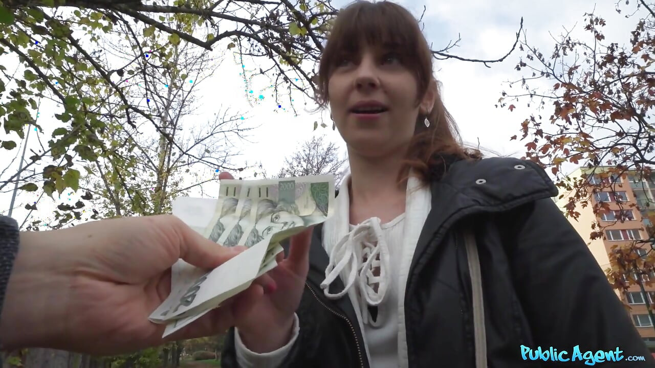 Agent publiczny - Euro Babe Luna Dark Rides chwyta się jej ciasnej ogolonej cipki