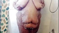 Uită-te la o femeie mare și frumoasă sexy care face un duș cu săpun