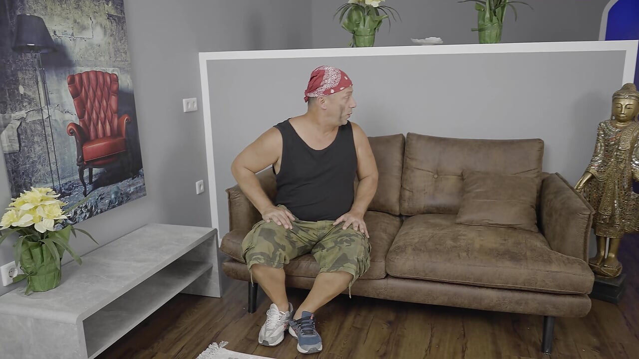 Homem estranho tem relação sexual com uma mulher rica com peitos grandes