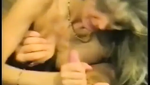 Sevimli sarışın azgın delikanlının büyük yarağını gırtlağına kadar alıyor