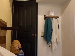 J’ai filmé ma pute de travail en train de se masturber dans la salle de bain