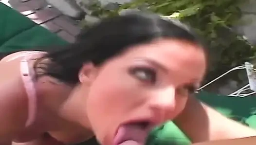 Brünettes schätzchen fingert tropfende muschi, während sie pulsierenden schwanz tief in den hals kriegt