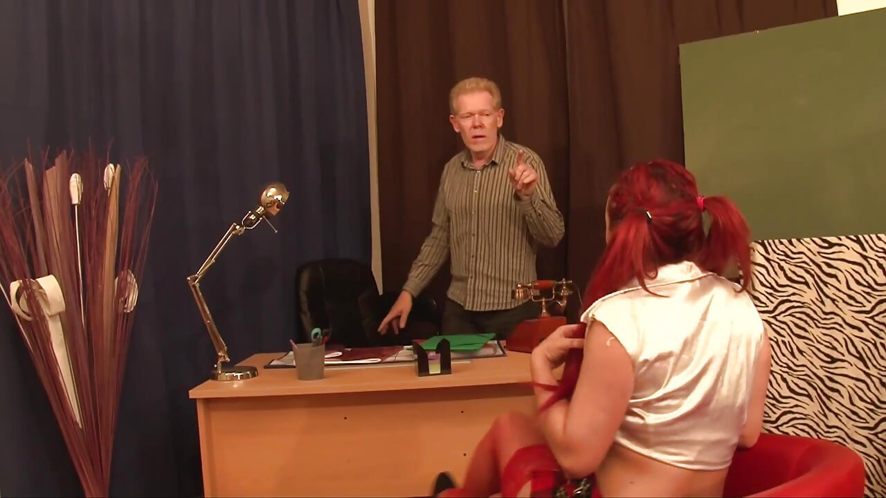 Roșcata sexy este futută de două scule tare