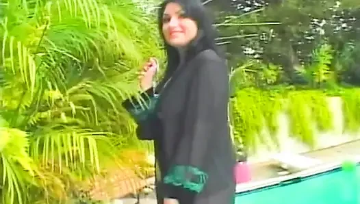 Pantat brunette menelan kontol panjang yang semok