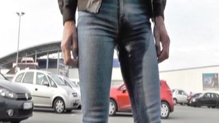Mojando mis jeans en el estacionamiento público