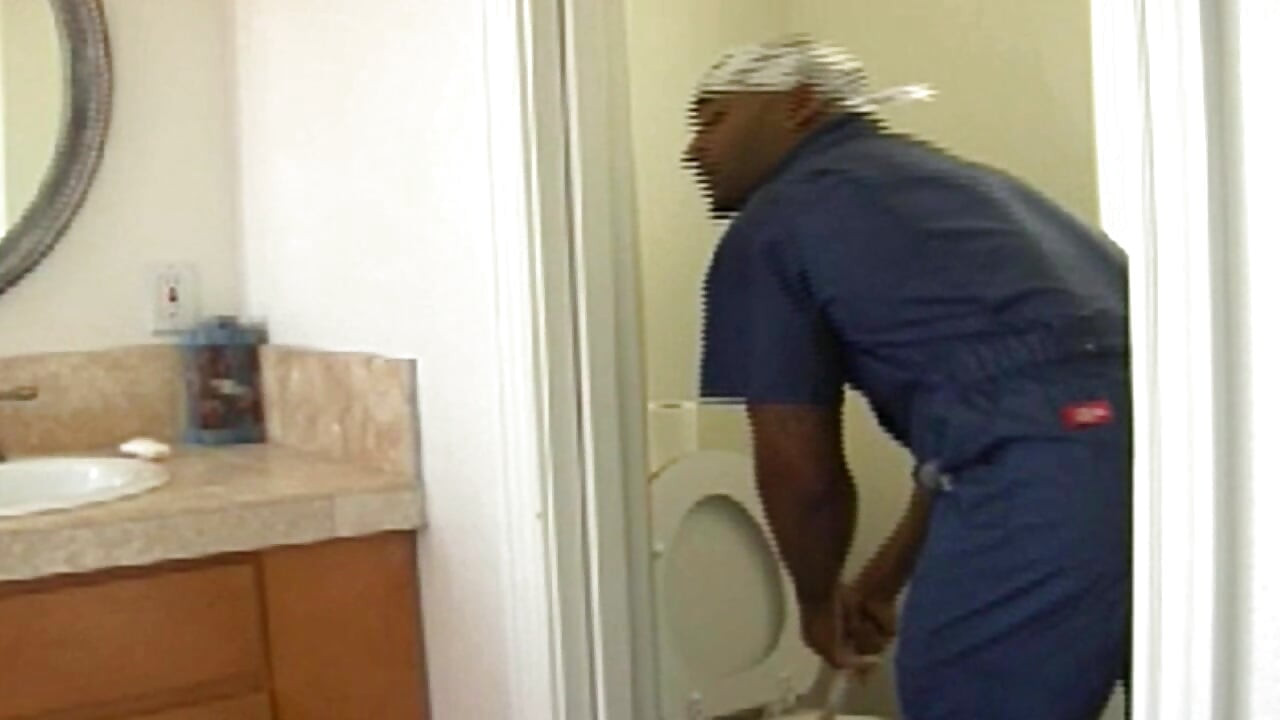 Sarışın orta yaşlı seksi kadın büyük siyah yarakla domalarak sikiliyor