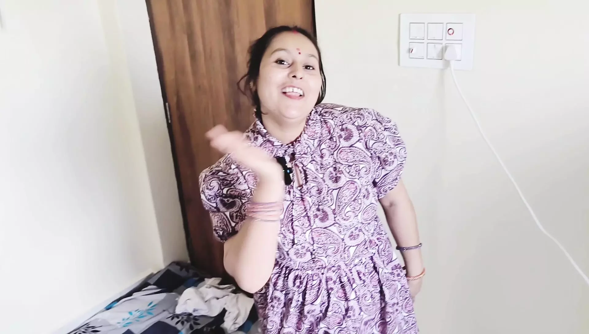India madrastra follada con hijastro se corre dentro del coño rosa