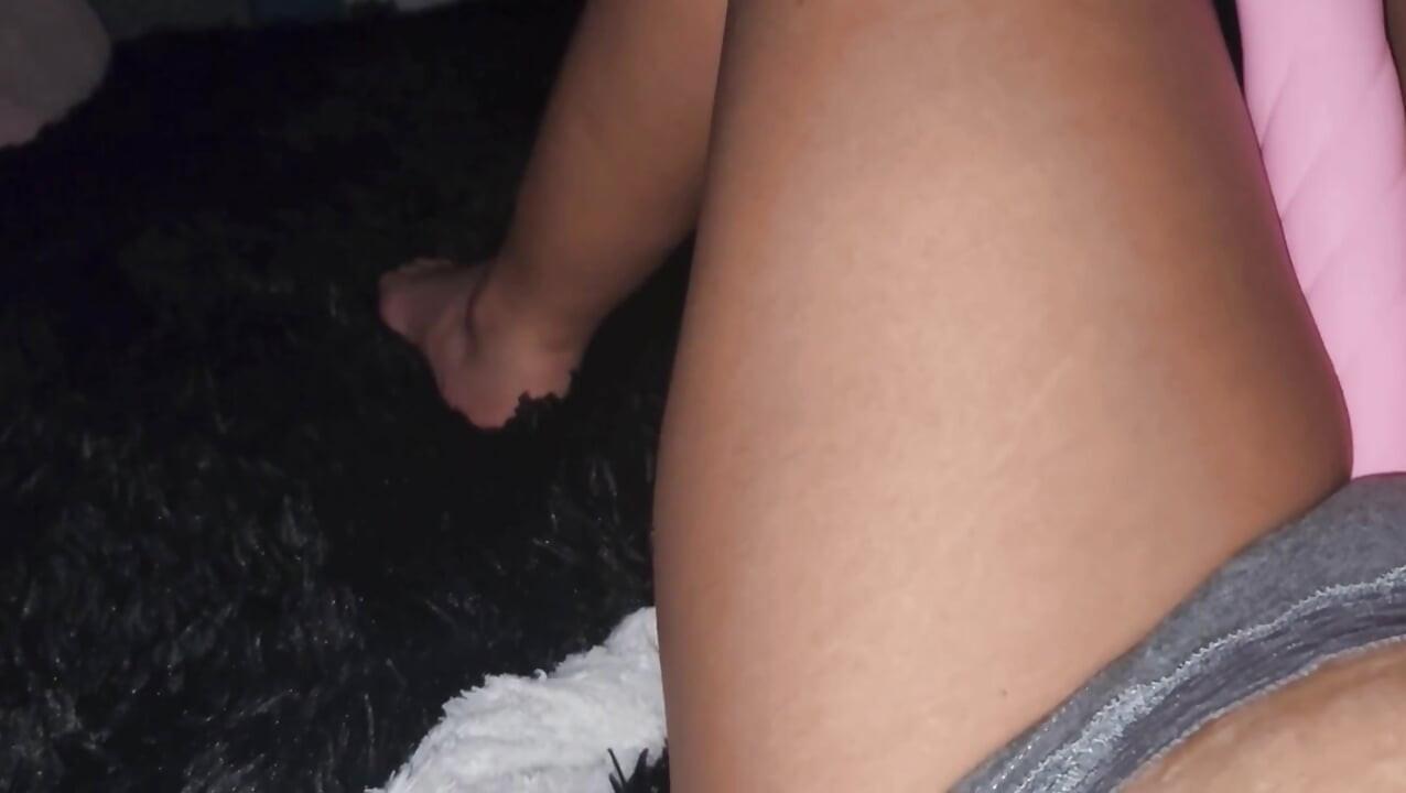 Mädchen, das mit ihrer Muschi spielt, mit einem Hammer, große Vibes.