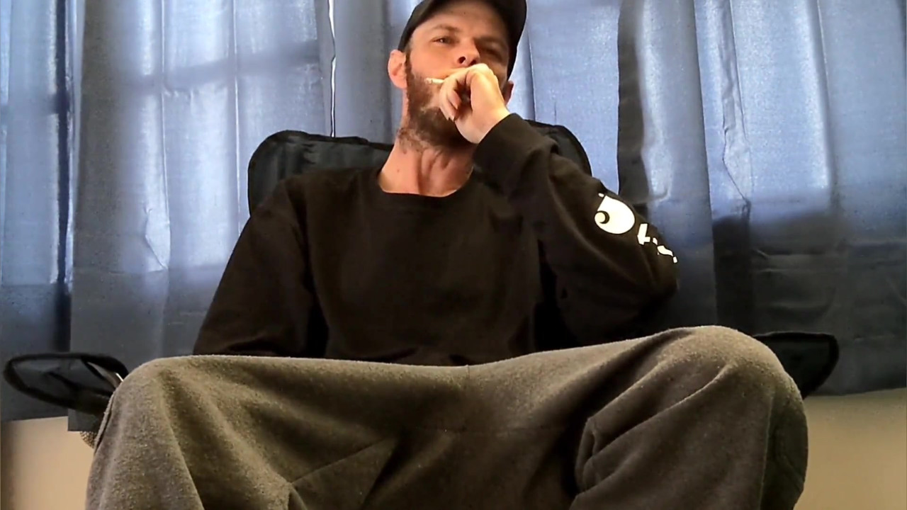 喫煙とストロクのコンピレーション - 煙、大きなペニス、そして精液