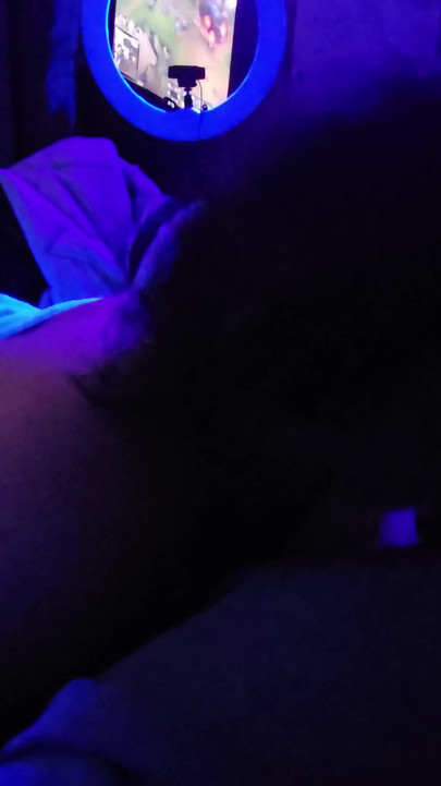 Γυμνή ρουφάει πούτσο κάτω από το μαύρο φως πήρε μπουκιά | Κλιπ 1