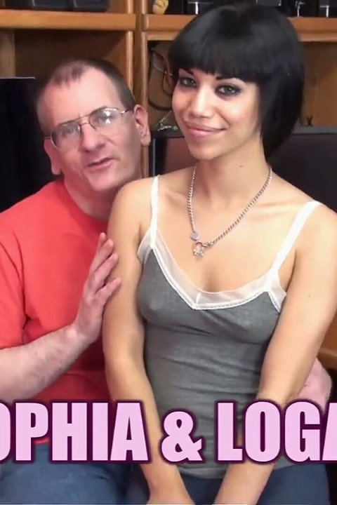 Latina coed Sophia na kolenou a dává hlavu starému chůvovi
