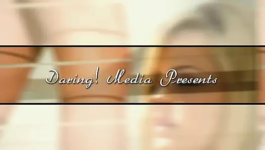 Blondes mädchen bekommt am pool ihre vagina squirtet