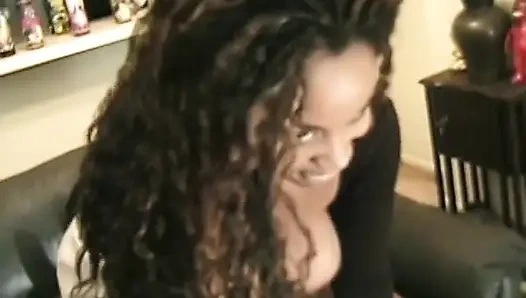 Фигуристую чернокожую сучку долбит черный ебарь, пока он пихает дилдо в ее задницу