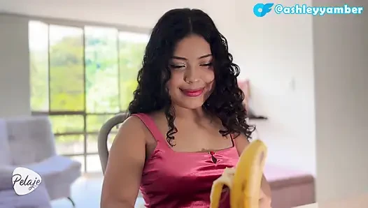 ASHLEY AMBER: Моя новая одержимость - проверить, что она делает с этим бананом