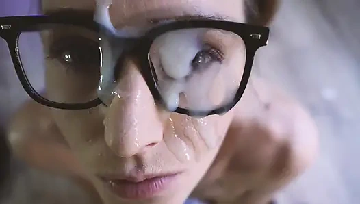 Şımarık inek kız ıslak sakso çekiyor ve sonra meme sikişi gözlüklere boşalmayla bitiyor