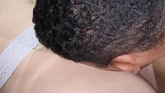+18 tahun brunette mengerang dan membuka memekku untuk pertama kalinya di Bapak Kos.