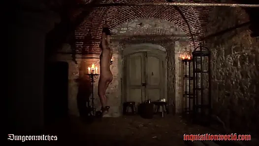 Bir cadı küçük alevler üzerinde sarkıyor