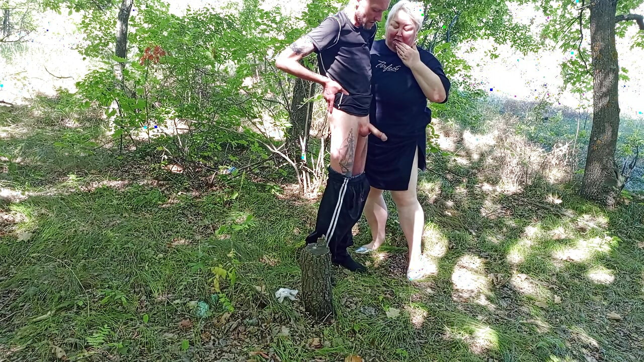neighbor gives a public blowjob in the park