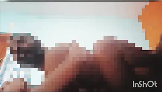 Alexander amcığıma yumruk sokuyor ve ben onun yarağını yalıyorum