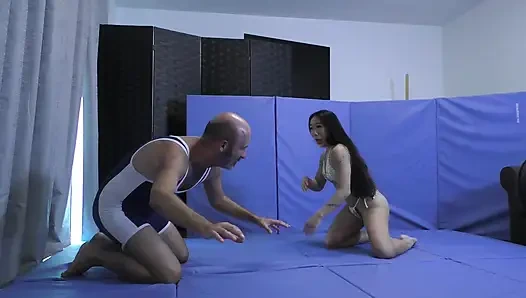 Güçlü kiara starlı minyon güreşte erkeğe hükmediyor