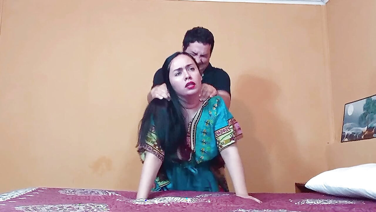 یک عمه هندی را تنها در خانه پیدا کردم و از پشت او را گاییدم.