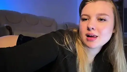 Jucielussie hüpft natürliche titten und fingert im doggystyle