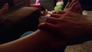 Massaggio ai piedi sulla fidanzata