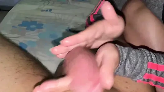 Büyük Götlü Kadın Patronuyla Aynı Yatağı Paylaşıyor, Ona Elle Muamele Çekiyor Ve Seks Yapıyorlar.