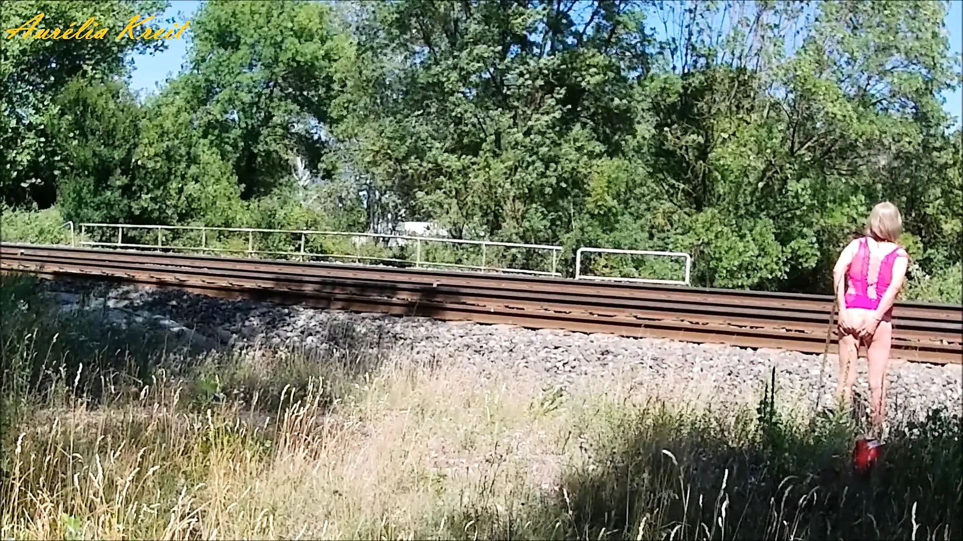 Tren yolu ile güneşli gün sergisi