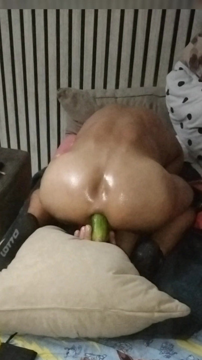 形の良いお尻がディルドに乗る