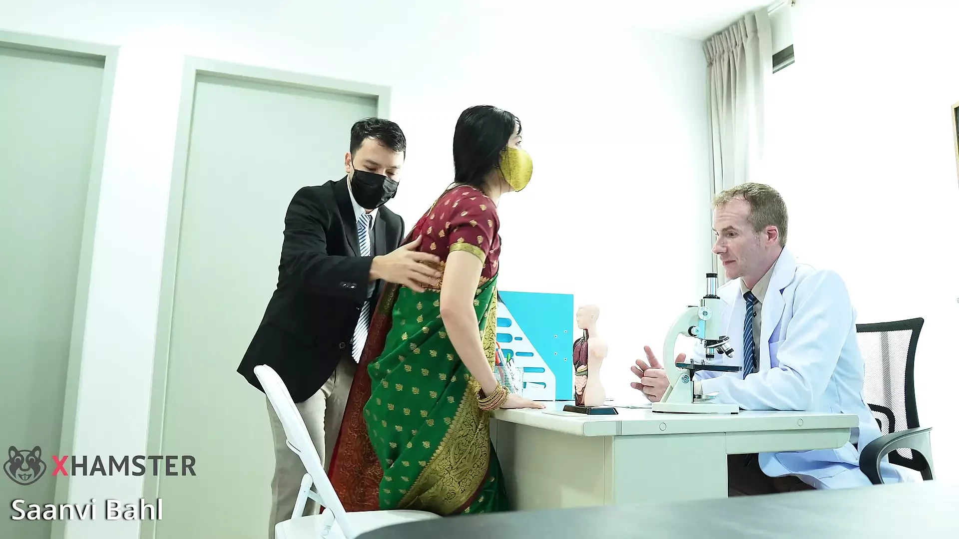 Bhartiy larki ki uske lambe lnd vale dktar dvara chudaee (hindi natak)
