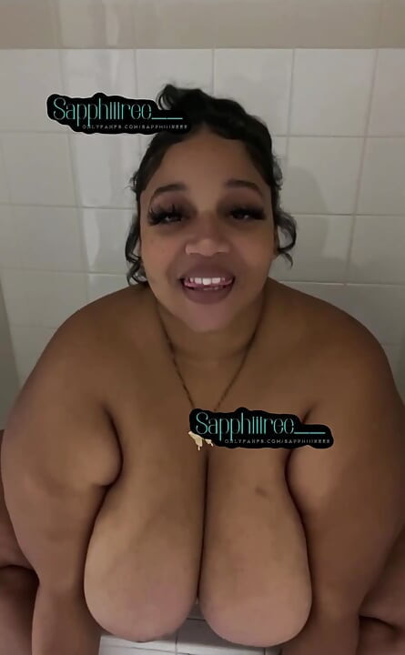 Biggdebbiecakez miluje svou sexy krásu