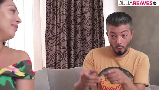 Милфа сосет огромный член, затем трахается, пока ее бойфренд наблюдает