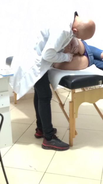 Momen ikonik dari "Proctologist melakukan pemeriksaan anal pada pasien yang sembelit."