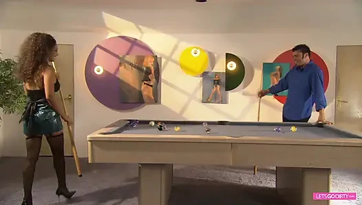 Böses ebenholz in netzstrümpfen und high heels macht einen guten weißen ritt auf dem billardtisch