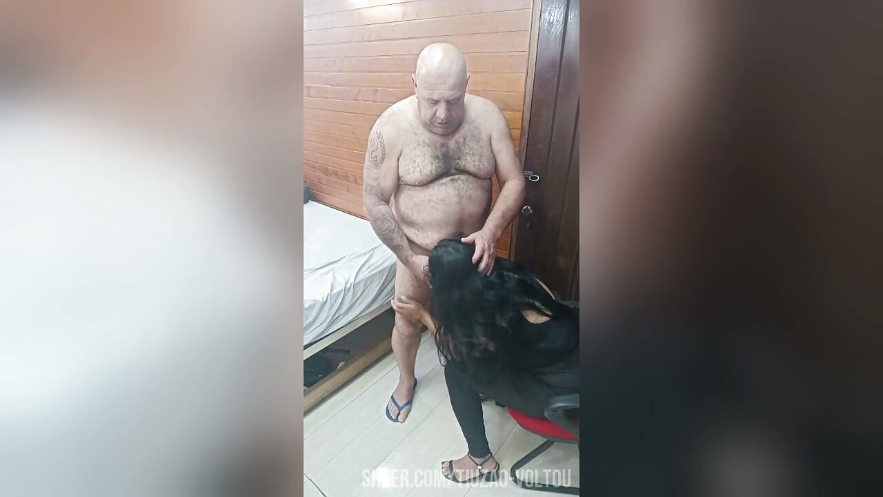 BRUNETTE ONLY GOES FOR THE BLOWJOB