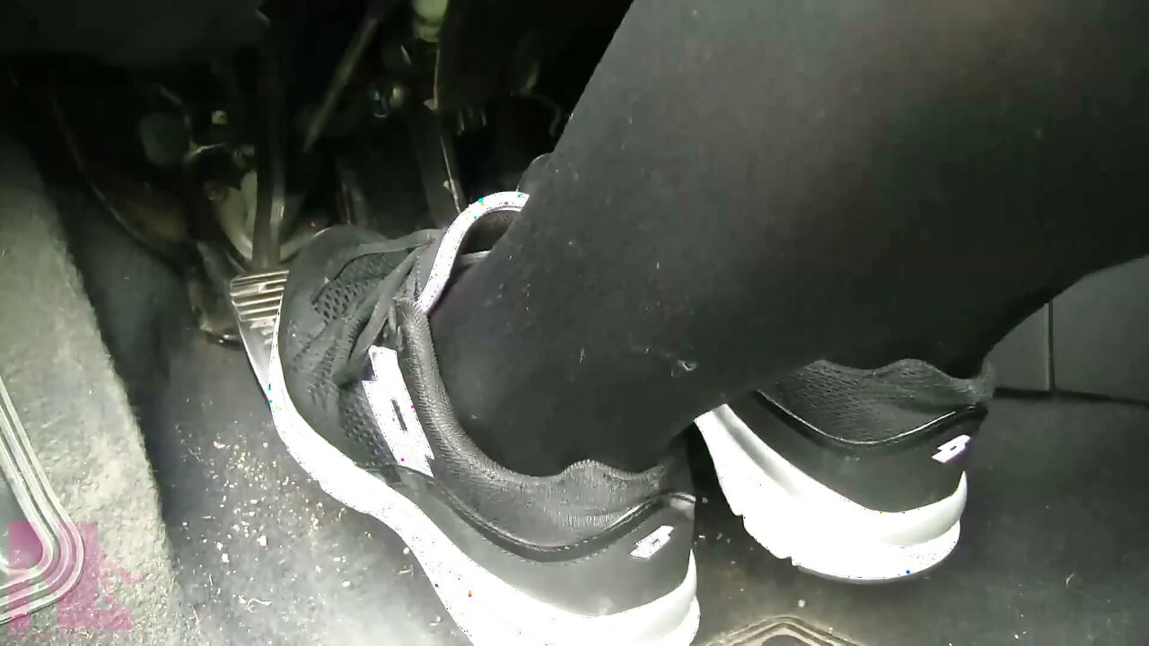黒いスニーカーで官能的なペダルを踏み鳴らす