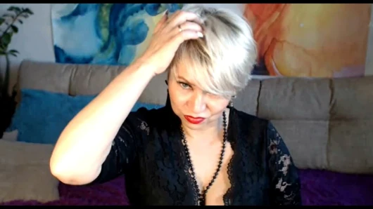 Cool mature webcam whore Aimee Hot MILF and a close-up of her lustful cunt .!. ))
