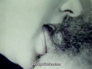 Des amants coquins baisent devant la caméra (vintage des années 1970)