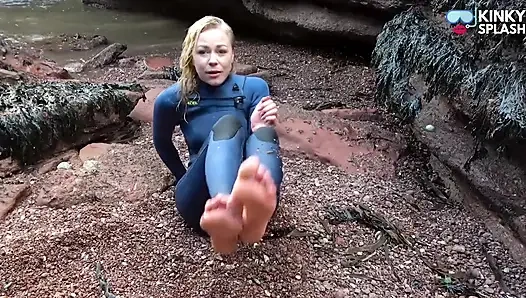 Сосущая шлюшка в гидрокостюме и пацах