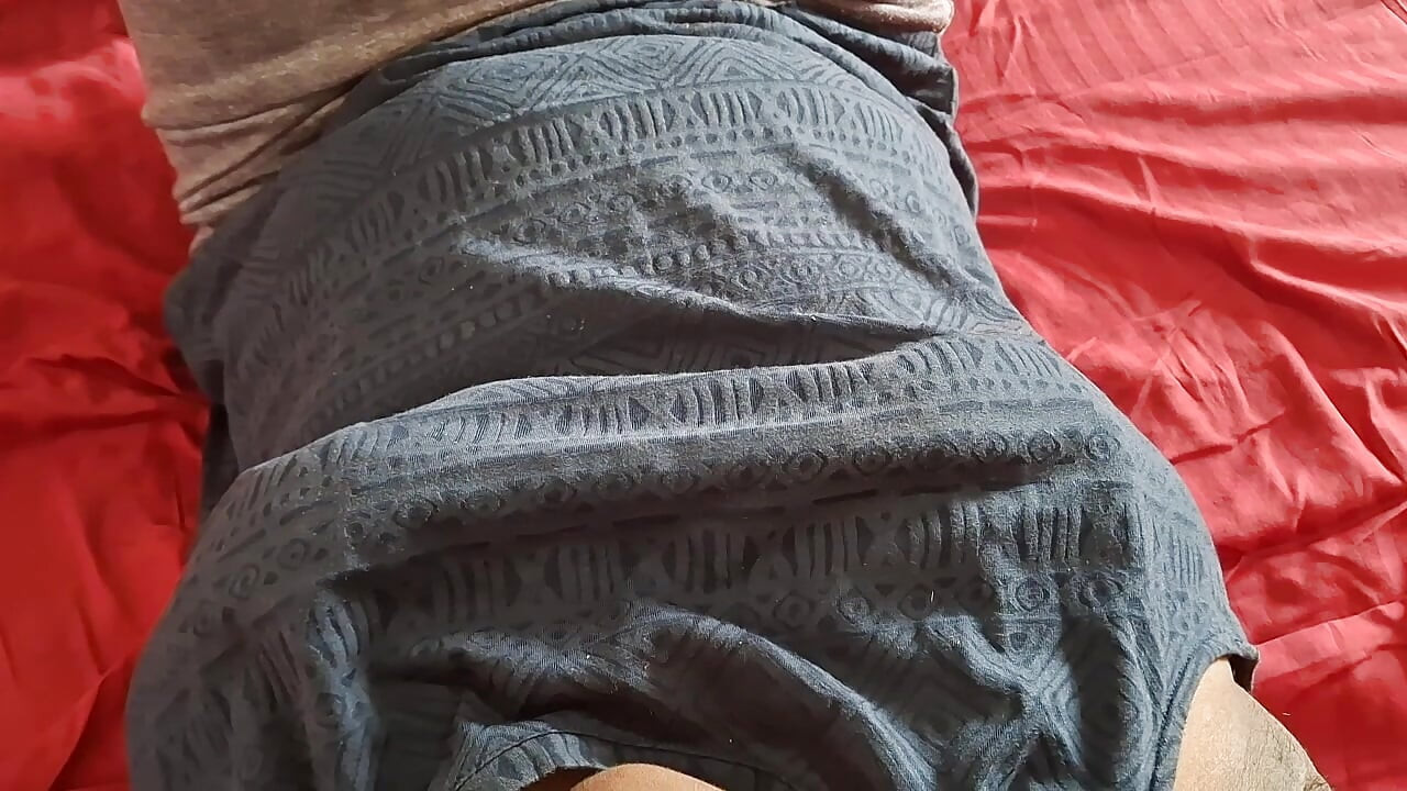 Desi Indian MILF enjoying her self
