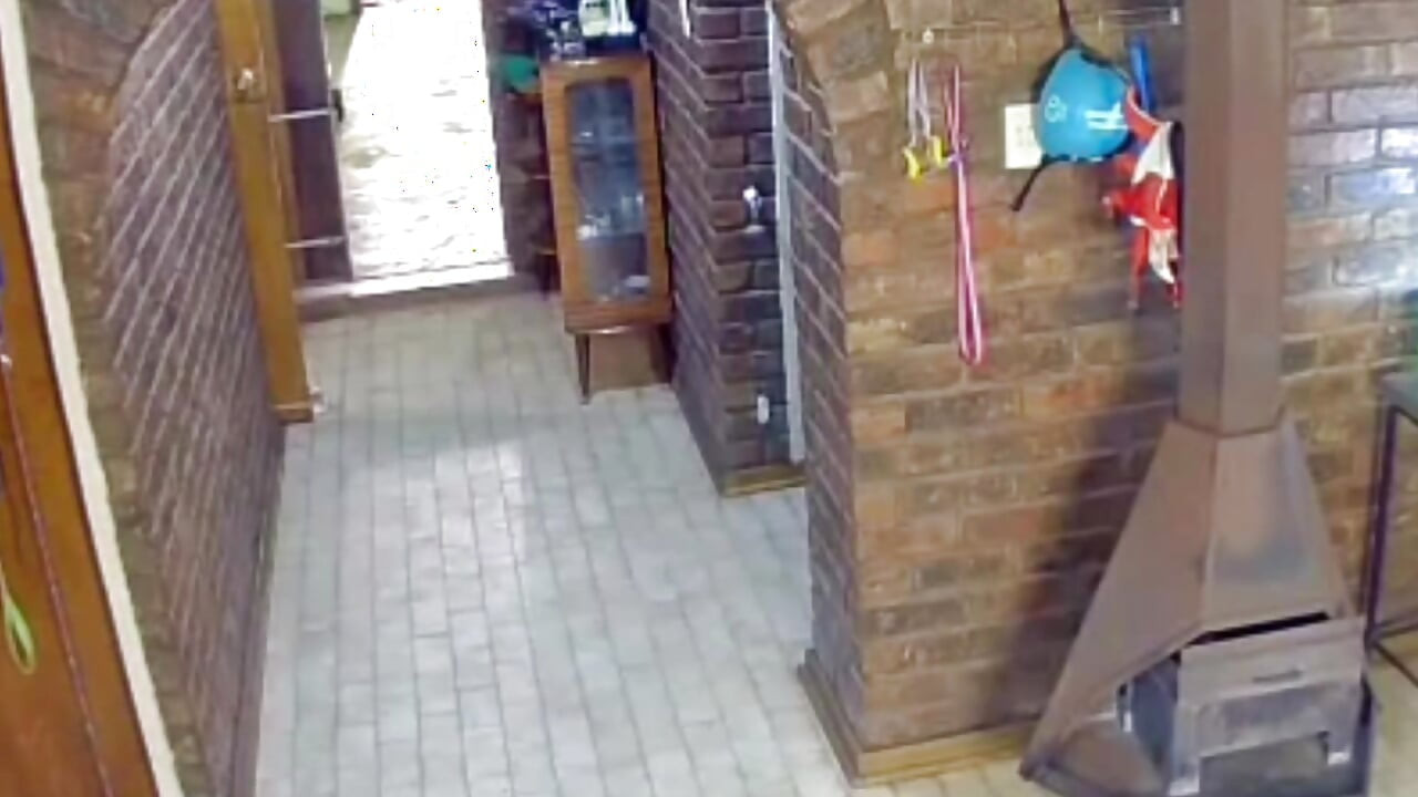 Blondes mädchen bekommt som