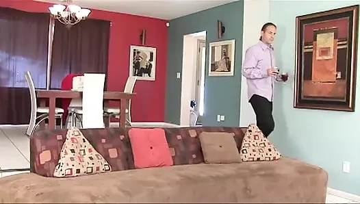 Heiße und bereite brünette MILF nimmt es mit einem bbc auf
